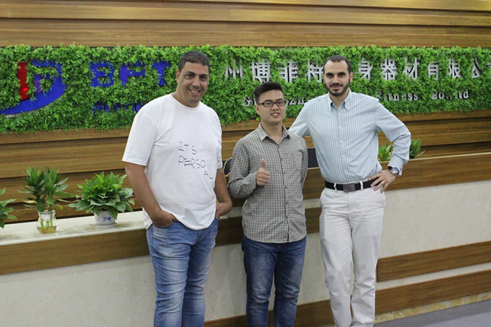 以色列客户来桃子视频在线观看免费完整版网健身器材工厂采购商用健身器械